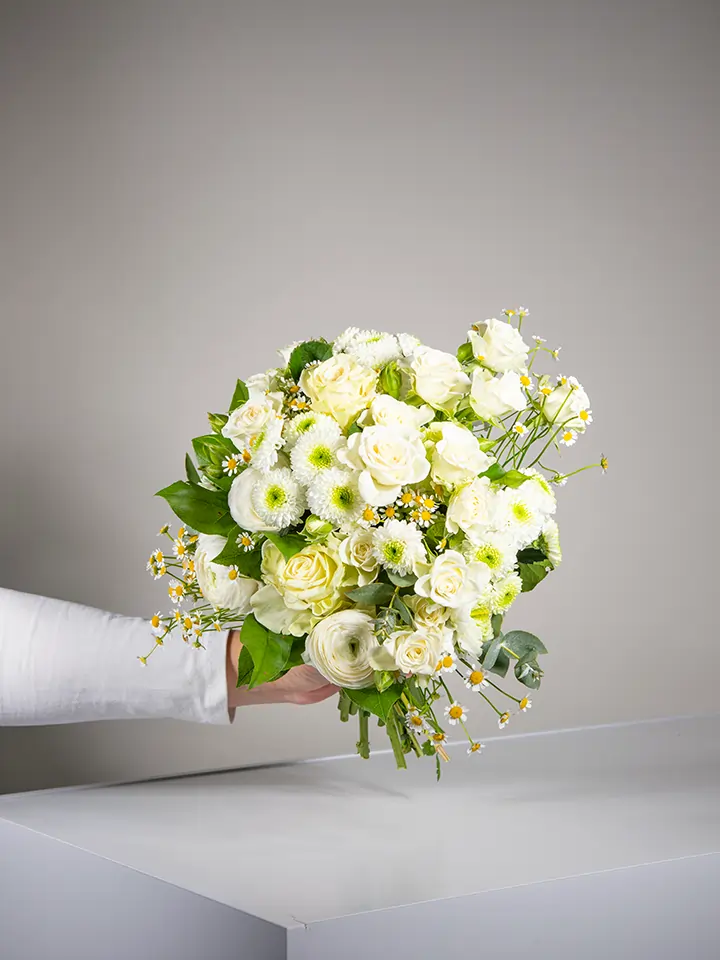 Bouquet fiori bianchi di roselline santini ranuncoli in mano